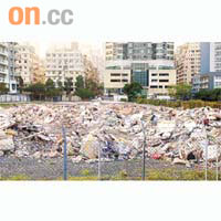 政府處理塌樓時的瓦礫沙石放置在附近一空地上，等待商戶住戶找回財物。
