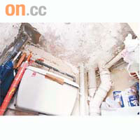 中轉屋單位露台石屎剝落嚴重。