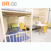 石籬邨中轉屋單位內只有簡單床褥和飯煲等家具。