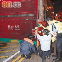 車長（左）在場協助警員檢查巴士。
