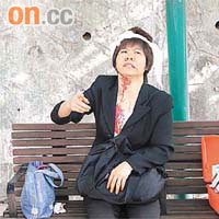 遭扑頭截劫的女事主前額受傷，鮮血流落衣衫。