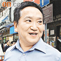 盧先生（會計業，50歲）「今日啱啱嚟攞新證，發覺證件尾數轉咗，不過唔覺得古怪，我一個月返內地幾次做嘢，只要唔阻出入境就冇問題，但對某啲人嚟講可能好麻煩，不過相信內地好快就可以解決問題。」