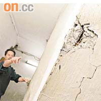 黃先生所住大廈梯間日久失修令石屎脫落，部分位置露出鋼筋。