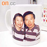 陳振聰與龔如心穿上間條T恤相片印在茶杯上，茶杯另一面印上多個心形圖案。	資料圖片