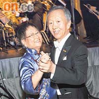 光纖之父、諾貝爾物理學獎得主高錕（右）也是癡呆症病者。	資料圖片