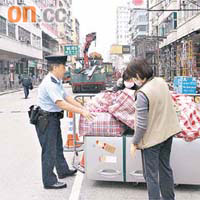 居民在封樓最後限期「搬家」，包括雪櫃。