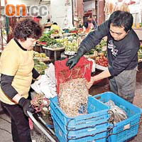 「賣剩菜」處理過程<br>先在大埔富善街市收集賣剩菜。