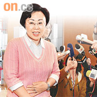 鄭汝樺首次在facebook開設留言板收集民意，被網民狠批做騷。