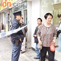 警方封閉晏架街至埃華街一段橡樹街，並疏散途人。