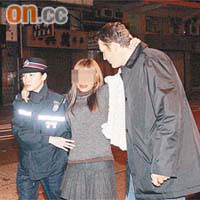 醉娃由女警及男友攙扶。