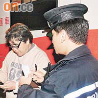 的士司機協助警員調查。
