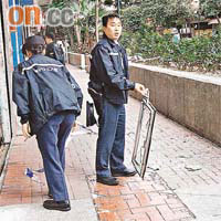 警員檢走墮街鋁窗調查。