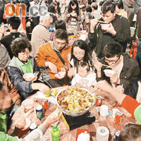 菜園村十月清拆，村民聯同反高鐵人士昨於村內吃團年飯，表達不遷不拆的意願。	霍振鋒攝