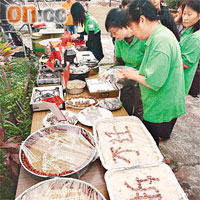 年糕和蘿蔔糕面均以紅棗和杏仁砌出村民心聲。