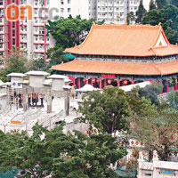 正進行擴建的黃大仙祠明日將重開寶殿前的參神平台。