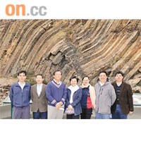 Rita（中）帶隊去萬宜地質步道睇S形岩柱，邀請埋日本駐港總領事佐藤重和（左三）同往，蔡瑩璧（右三）、容偉雄同劉鎮漢等亦同行。