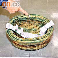 不法之徒用藏有毒品的膠管以紙包裹成條狀織成籃子。