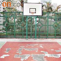 慈雲山慈樂邨停車場天台籃球場日久失修，地面破爛不堪。
