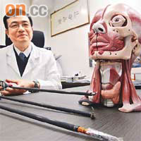 袁寶榮醫生指出，新一代的機械臂甲狀腺微創手術，可更準確地切除整個甲狀腺。	