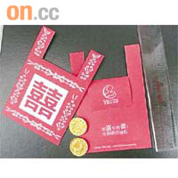 「母親的抉擇」向青少年派發「紅封包」，宣傳預防意外懷孕訊息。