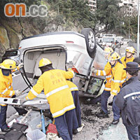 七人車四輪朝天，消防員搶救被困傷者。