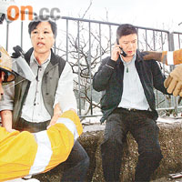 李景勳的兒子（右）與司機坐在路邊檢驗傷勢。