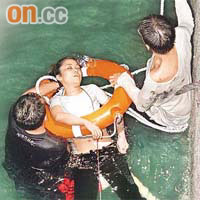 墮海女子由潛水教練（左）及男友人（右）協助救起，但已失去知覺。