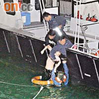 警員將墮海女子救上水警輪。
