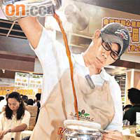 第一屆金茶王比賽個人組冠軍陳偉聰決定今年再參賽，希望能衞冕「奶茶王」寶座。	資料圖片