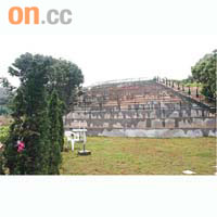 龍福山紀念花園依山而建，骨灰位分有二十七層。