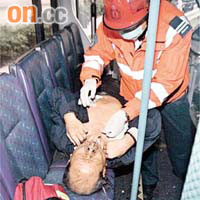 救護人員在車廂內檢查新巴車長傷勢。