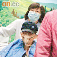 尹佬在○八年因病再度入院。
