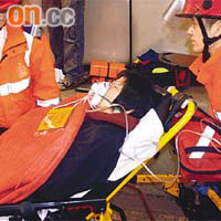 救護員將重傷乘客送院。