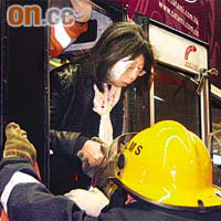 消防員協助傷者由太平門下車。