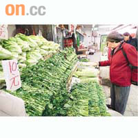 有菜販稱，豆苗、菜心價格升銷量減，需多賣平價蔬菜以提升生意額。