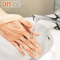 部分強迫症患者頻頻洗手，不能自控。