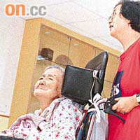 任玉珍（左）晚年患上老人癡呆症，其女王德嫻（右）每日也到護老院探望母親。	資料圖片