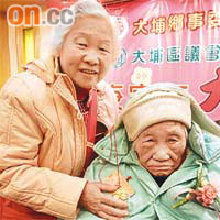 一百零四歲的梁嚴（右）為昨日千歲宴最高「輩分」的出席者。