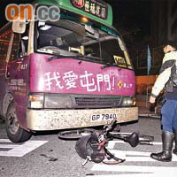 單車被撞至摺曲，踏單車婦人送院時昏迷。