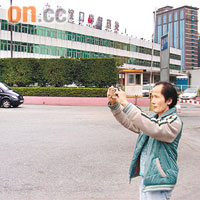 司機趙先生駕駛中港旅遊巴每日穿梭文錦渡口岸已七、八年，昨特地拍照留念。