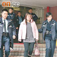 涉嫌抓傷人的女子被捕帶署。