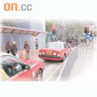 自加設交通燈後，九龍塘多福道的士站輪候的士時間大增，的士上客後不能立即駛離。