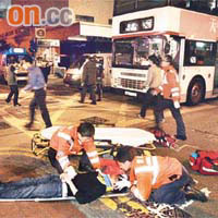 救護員搶救被巴士撞傷醉酒青年。