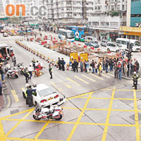 車禍後兩車距離極遠，警方正調查有否涉及衝燈。