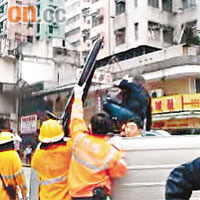 消防員協助乘客離開翻側的客貨車。	讀者鄭小姐提供