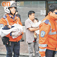 私家車兩名嬰兒抱上救護車送院。