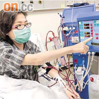 家居洗血病人要自己「拮針」，將血透過洗血機器自動脈引流至機器內，再將洗淨後的血液引回病人體內。