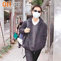 被告蔡瑋豐昨日戴墨鏡、口罩出入法庭。