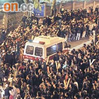 在過去的一次反高鐵行動中，示威者將禮賓府重重包圍。	資料圖片
