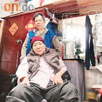 吳伯要獨力照顧中風的妻子，兩人輪候宿位已三年，但仍未有消息。